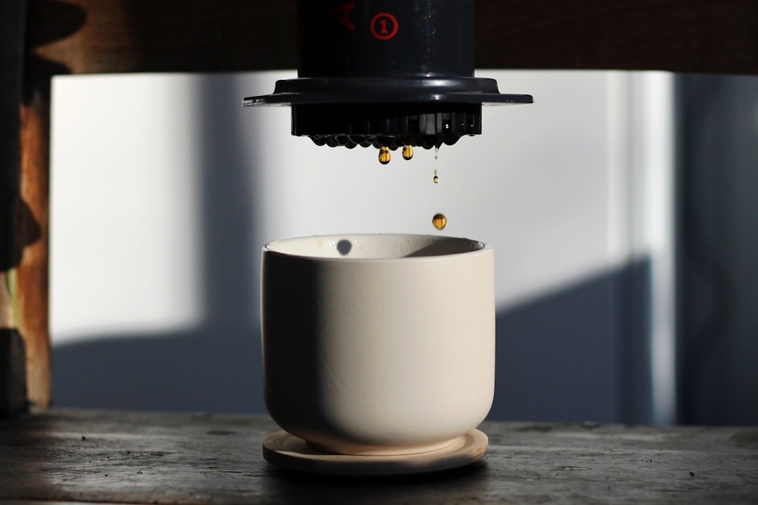 Comparison of AeroPress and French Press coffee makers, highlighting their features, brewing methods, and suitability for daily use.