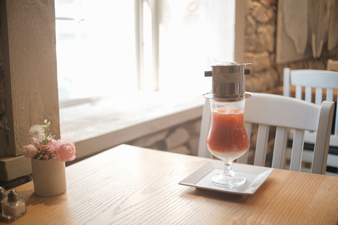 Comparison chart highlighting key differences in flavor, ingredients, and preparation methods between iced coffee and iced Americano.