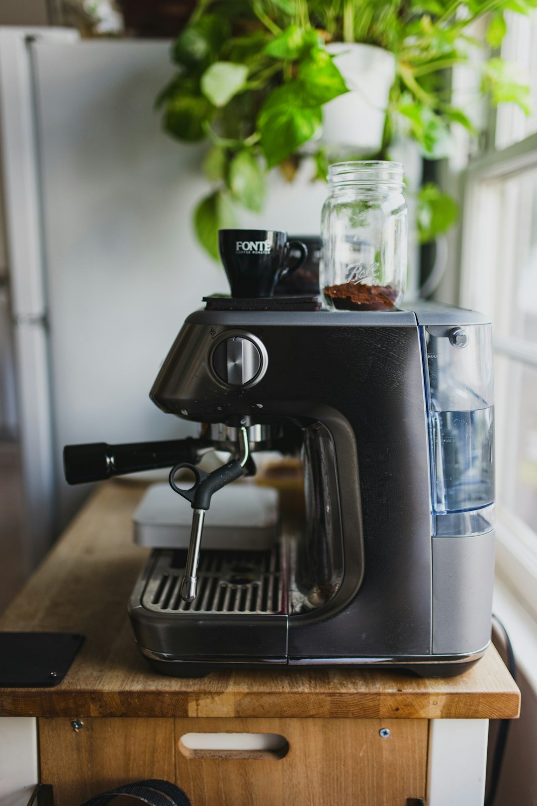 Infographic comparing coffee brewing technologies, highlighting methods that enhance flavor versus those that negatively impact quality.