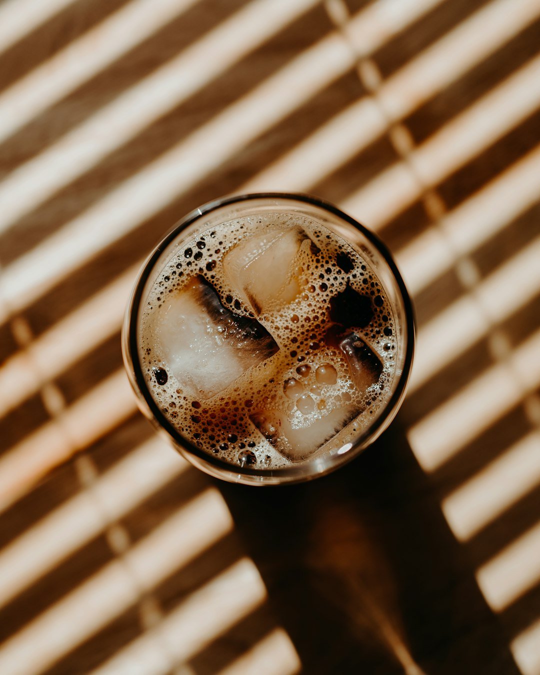 A side-by-side comparison of Iced Americano and Iced Coffee, highlighting their distinct ingredients and flavors for coffee enthusiasts.