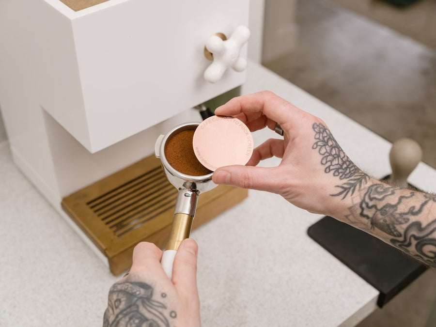 A barista demonstrates the ideal espresso extraction time, showcasing rich crema and optimal flow in a coffee machine.