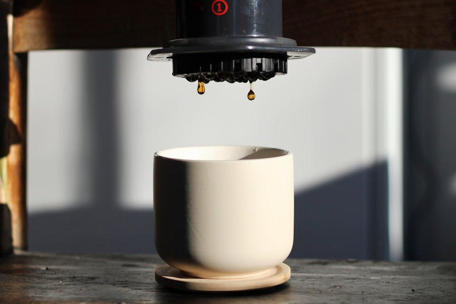 Side-by-side comparison of AeroPress and French Press coffee makers, highlighting features, brewing methods, and daily use benefits.