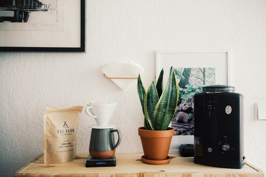 Comparison of home-brewed coffee and café coffee, highlighting differences in equipment, beans, and brewing techniques.