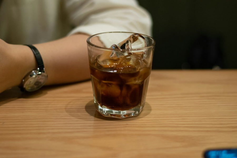 Comparison of Iced Americano and Iced Coffee, highlighting differences in preparation, flavor, and café trends.